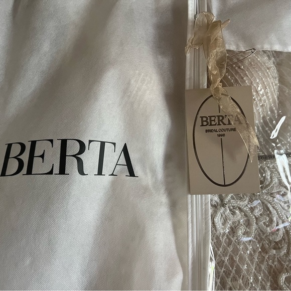 Beautiful BERTA WEDDING DRESS - Picture 13 of 14
